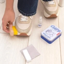 KIKKERLAND Sneaker Cleaning Kit -Handy Home CD149 SneakerCleaningKit action