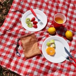 KIKKERLAND Gingham Picnic Blanket -Handy Home CD676 Action