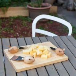 KIKKERLAND Cheese Board And 3 Mouse Knives -Handy Home CHS07 Mouse Cheese Board3 Action