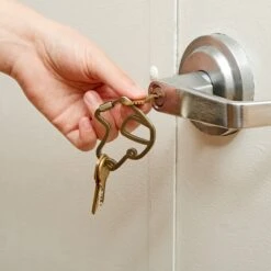 KIKKERLAND Dog Keychain -Handy Home KR100 action