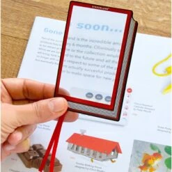 KIKKERLAND Fresnel Bookmark + Magnifier -Handy Home MG86 FresnelBookmarkMagnifier action 3